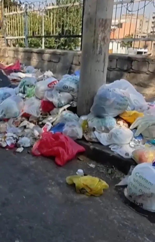 AK Partili İnan Özgür Özel’e tepki gösterdi! Çöp yığınlarını eleştirdi